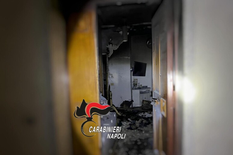 Cercola, casa in fiamme: carabiniere salva anziana