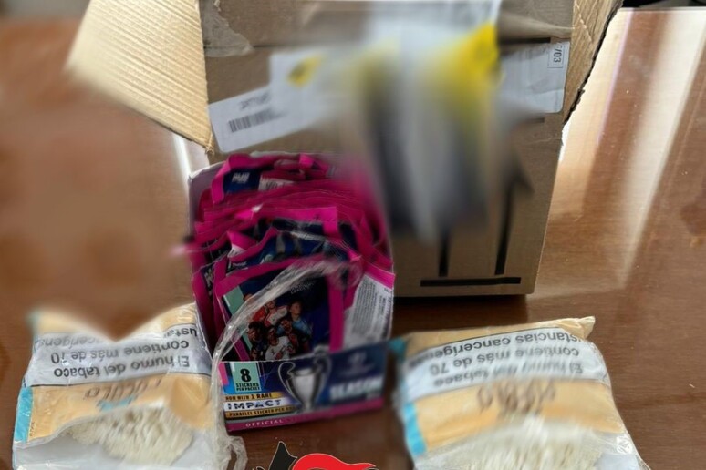 Pompei, acquista figurine calciatori e trova eroina pura