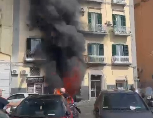 Riviera di Chiaia, incendio in una officina: paura in strada