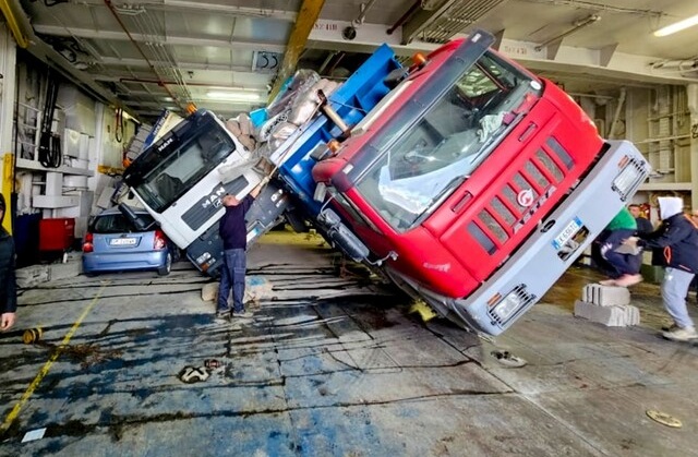 Ischia, onda anomala fa rovesciare camion a interno nave