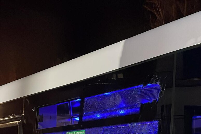 Villa Literno, lancio di sassi contro bus Air Campania