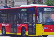 AMC chiude il bilancio 2024 in attivo: visione strategica e gestione efficiente guidano il successo aziendale Catanzaro – L’Azienda per la Mobilità della Città di Catanzaro (AMC) chiude l’esercizio 2024 con un risultato più che positivo: un utile netto pari a 294.791 euro. Un traguardo importante che testimonia l’efficacia delle scelte gestionali adottate e la solidità del percorso intrapreso dall’azienda, sempre più orientata a un modello di mobilità urbana sostenibile, moderna ed efficiente. Protagonista di questo successo è l’ingegnere Luca Brancaccio, Direttore Generale dell’AMC, che ha saputo tradurre in risultati concreti una gestione attenta, basata sull’innovazione e sull’ottimizzazione delle risorse. «Il bilancio positivo che presentiamo – ha dichiarato Brancaccio – rappresenta un importante riconoscimento per il lavoro svolto dal nostro management e da tutto il personale. La capacità di coniugare investimenti, innovazione e qualità del servizio è la chiave per costruire un sistema di mobilità efficiente, tecnologico e vicino alle esigenze dei cittadini». Sotto la sua guida, l’azienda ha investito in maniera significativa sia sul piano tecnologico, con la digitalizzazione dei processi aziendali e l’introduzione dell’app Mogo per migliorare l’esperienza degli utenti, sia sul piano operativo, con il rinnovo della flotta (sette nuovi autobus consegnati negli scorsi mesi) e il potenziamento del personale. Determinante, inoltre, la visione strategica dell’Amministratore Unico Eugenio Felice Perrone, che ha sostenuto con decisione un percorso di crescita e consolidamento, promuovendo una mobilità sempre più integrata e orientata alla sostenibilità ambientale. La sinergia tra governance e direzione generale ha consentito all’AMC di affrontare anche le fasi più complesse con efficienza, garantendo continuità del servizio e qualità nei trasporti pubblici. L’azienda conferma così il proprio impegno a «promuovere una mobilità urbana moderna, sostenibile e accessibile», contribuendo concretamente al miglioramento della qualità della vita nella città di Catanzaro.