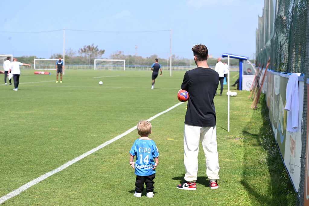 Calcio Napoli: Mertens in visita con il figlio Ciro, Kvara non si allena