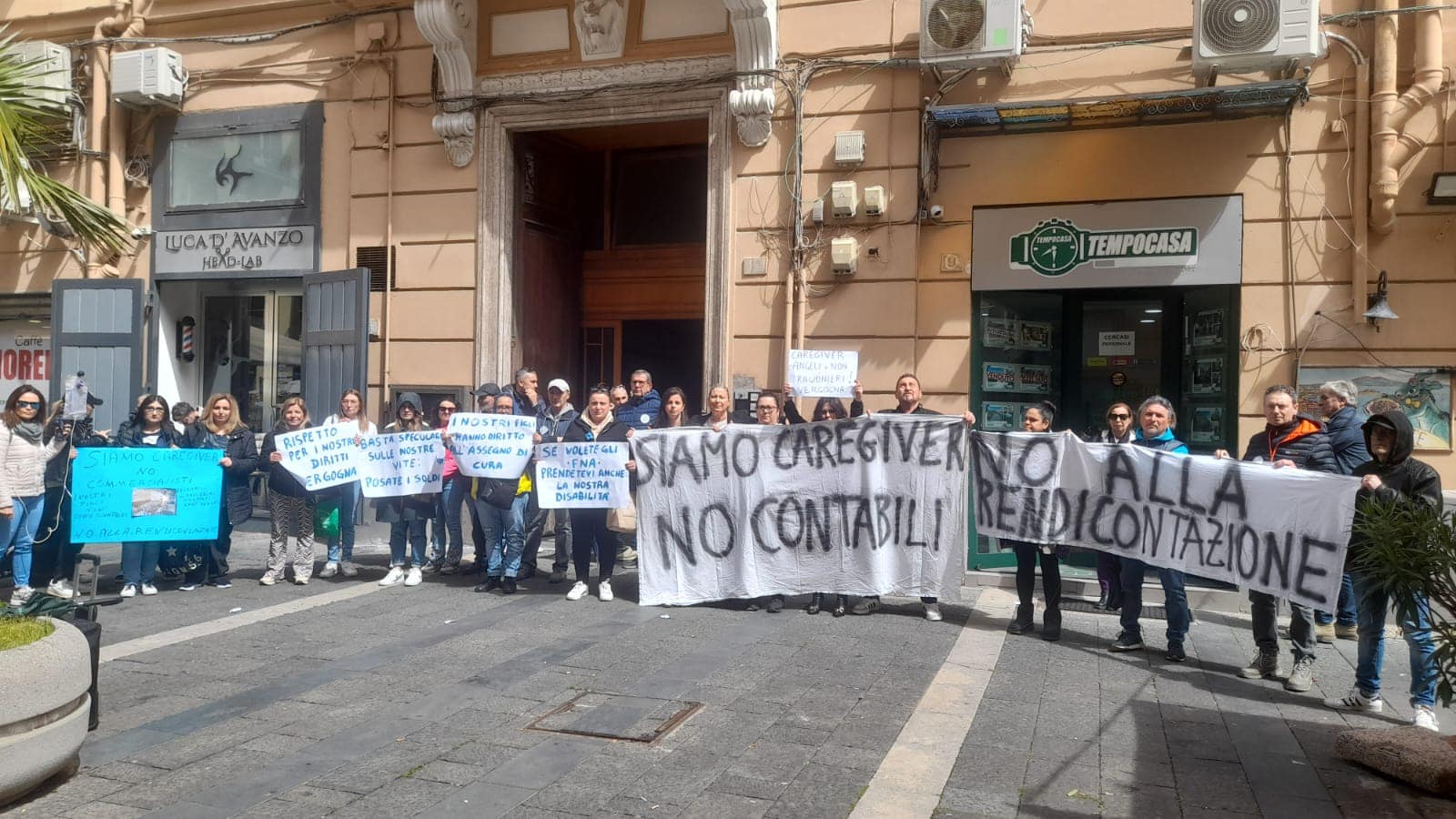 Protesta genitori caregiver fuori la Regione Campania: “No alla rendicontazione”
