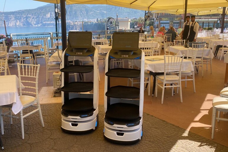 Sorrento, ristoratore non trova camerieri e "assume" 2 robot