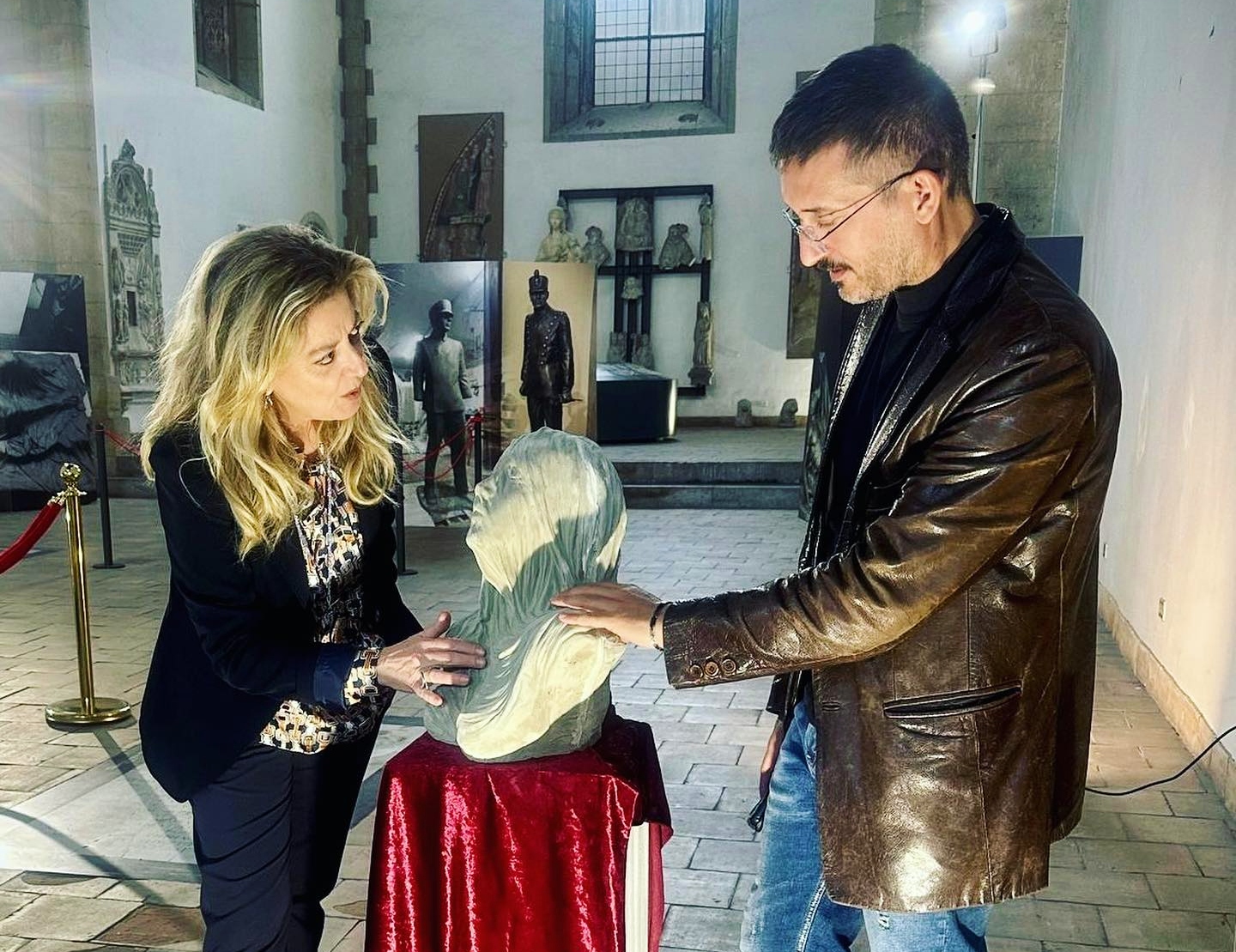 La storica dell'arte Isabella Valente visita la mostra di Domenico Sepe