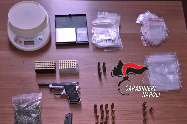 Piazza Mercato, pistola e droga ritrovate in un vano scale