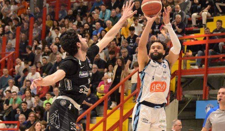 Sconfitta per la GeVi Napoli Basket, Trento si impone alla Fruit Village Arena