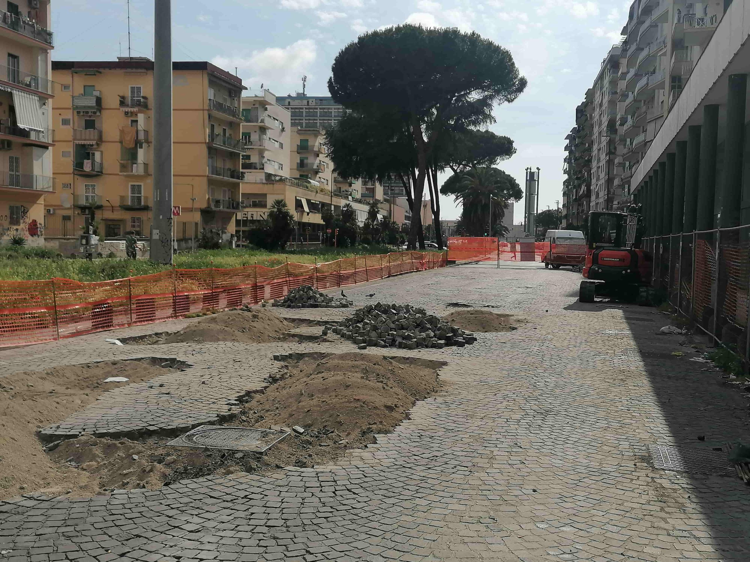 Fuorigrotta, traffico in tilt per lavori a Viale Augusto chiusa alle auto in direzione Stadio Maradona
