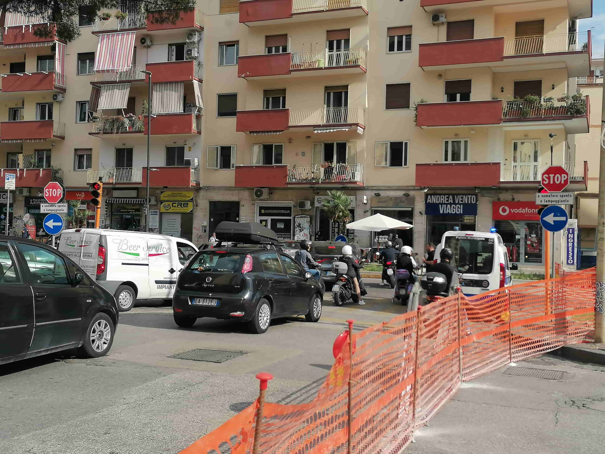 Fuorigrotta, traffico in tilt per lavori a Viale Augusto chiusa alle auto in direzione Stadio Maradona