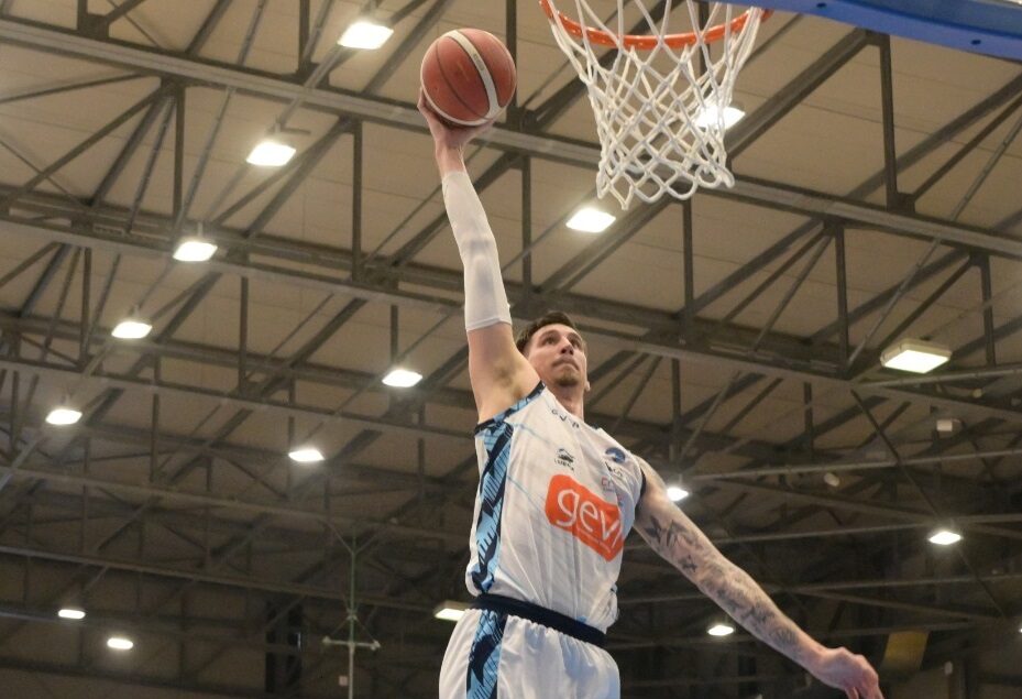La GeVi Napoli Basket chiude con il sorriso: si aggiudica il derby con Scafati sfondando il muro dei 100