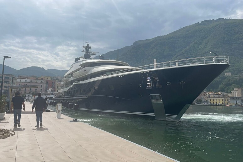 Castellammare di Stabia, ormeggiato megayacht da 90 metri
