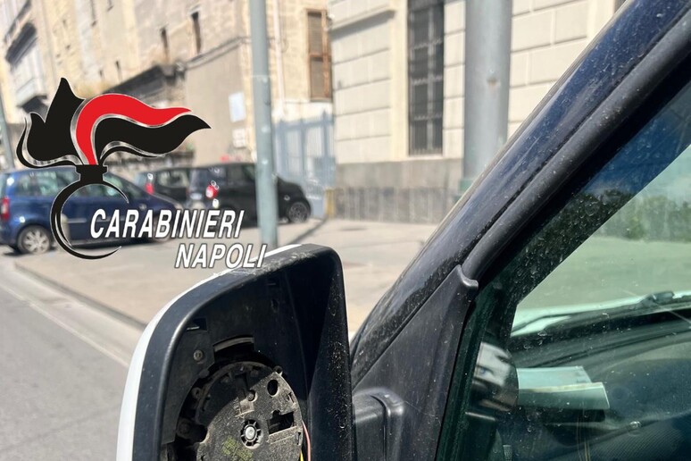 Piazza Garibaldi, rifiuta farsi lavare parabrezza: aggredito