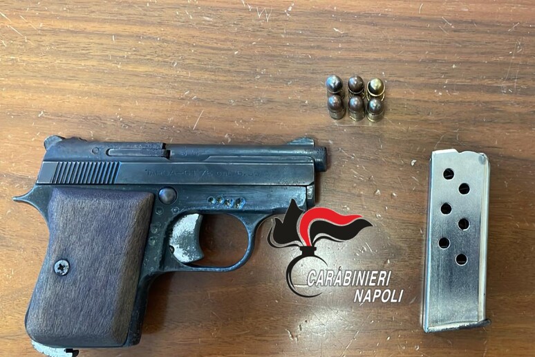 Coroglio, in auto con pistola con proiettili: 3 arresti