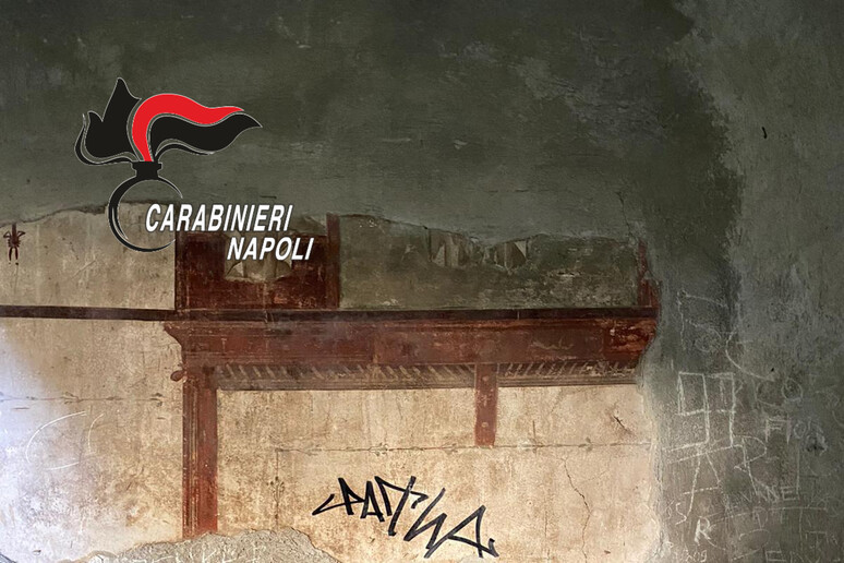 Ercolano, turista olandese sfregia pareti di una domus