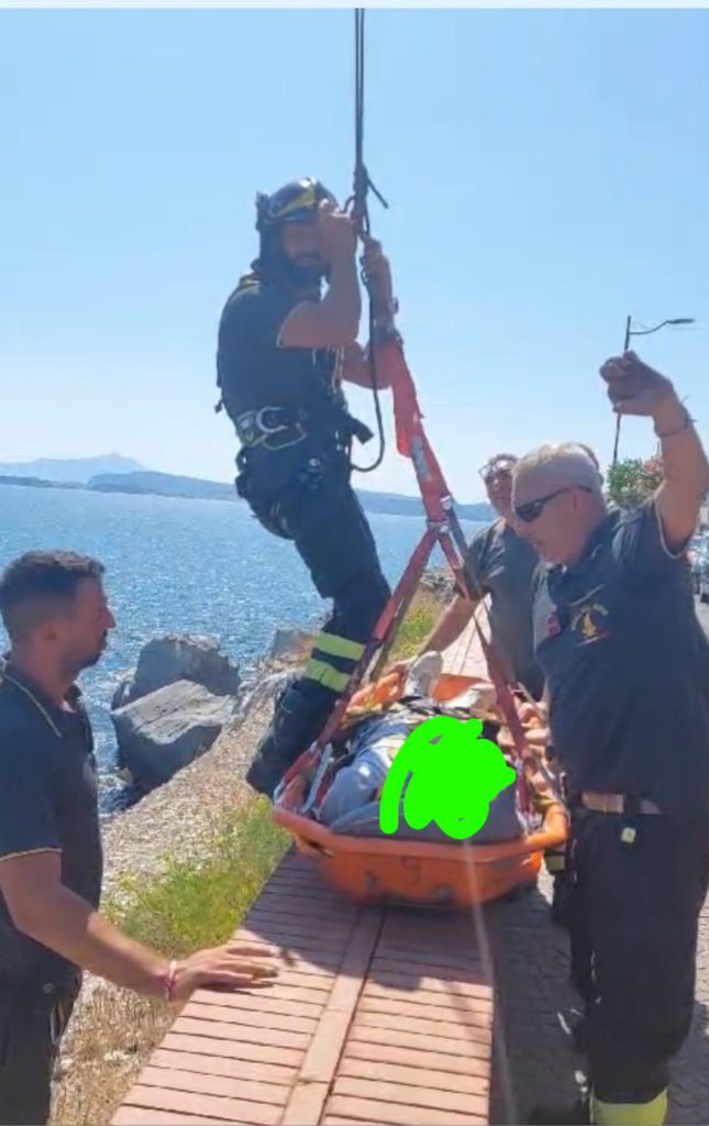 Pozzuoli, soccorso un anziano caduto tra gli scogli in Via Napoli Pozzuoli, soccorso un anziano caduto tra gli scogli in Via Napoli