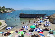 Al Parco Sommerso di Gaiola servizio gratuito di "ombrelloni marini"