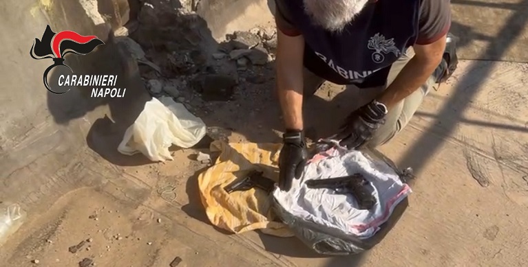 Ponticelli, carabinieri setacciano il rione De Gasperi: trovate armi e droga
