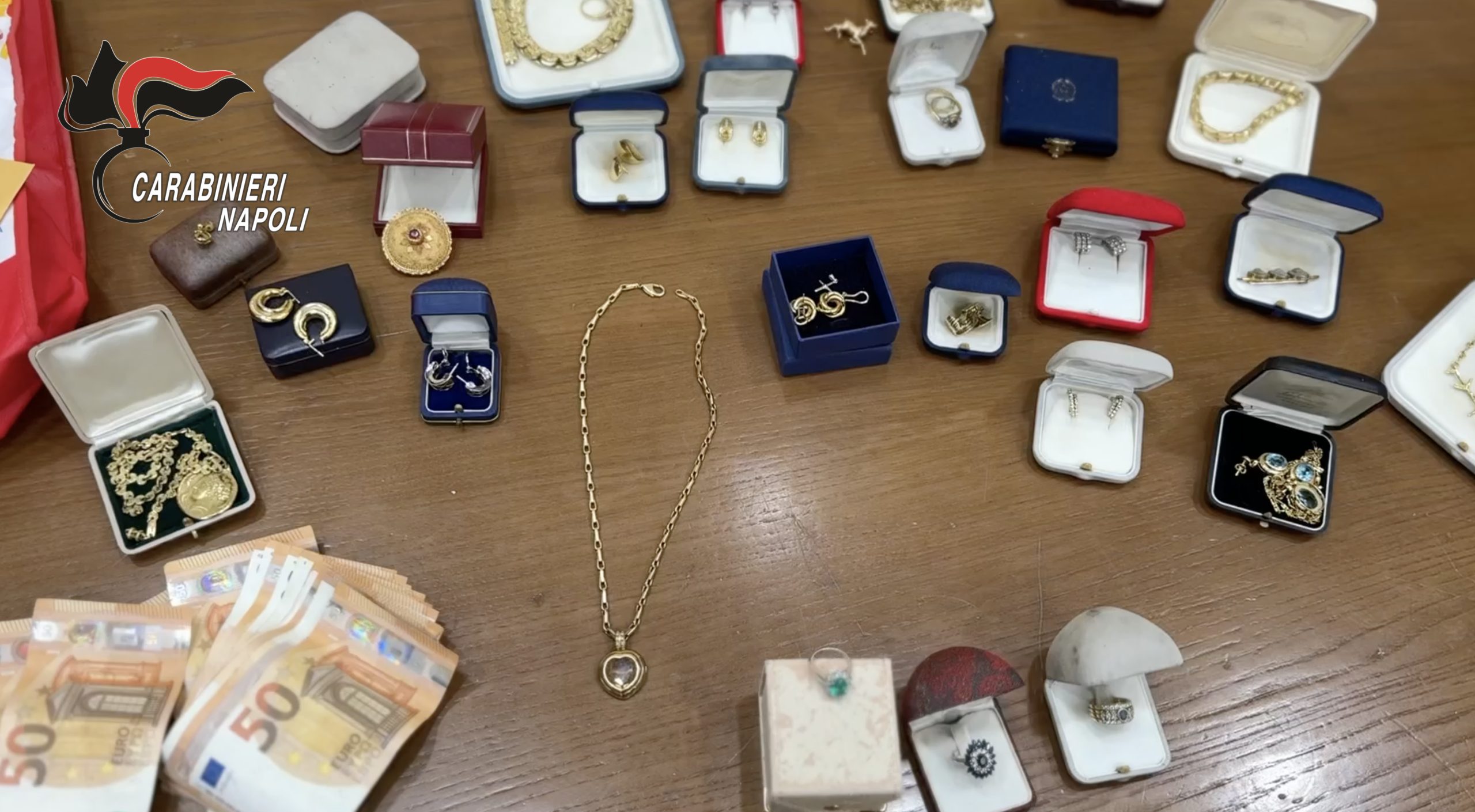 Da Napoli a Cagliari per truffare una 94enne: arrestata