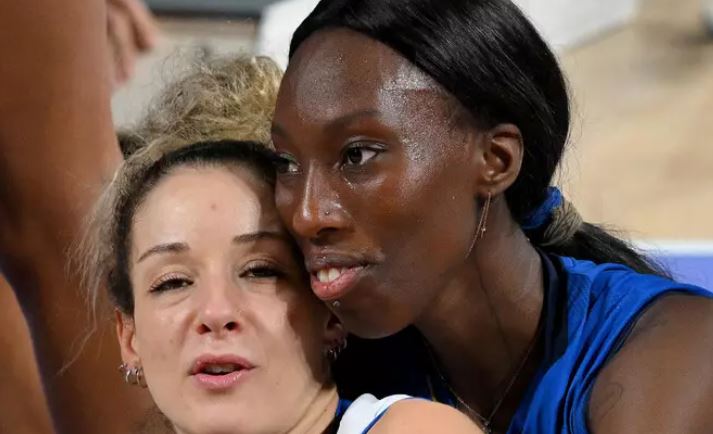 Benevento, arriva un murale con l'abbraccio tra Egonu e De Gennaro