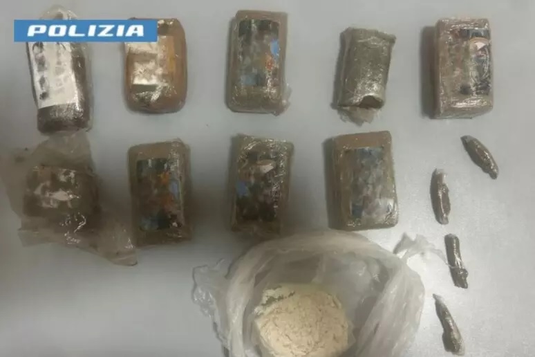 Droga da finestra casa: presa pusher 75enne