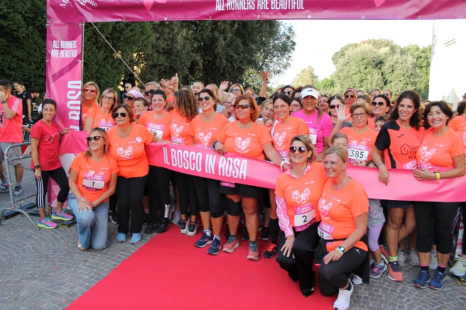 Bosco in Rosa, torna la passeggiata di 700 donne per i viali del Bosco di Capodimonte e per il Santobono