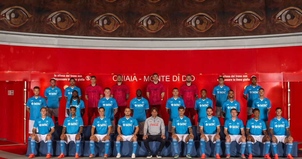 Calcio Napoli, la foto ufficiale nella stazione di Chiaia