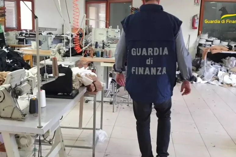 Caporalato a Ottaviano, sequestrata fabbrica abusiva