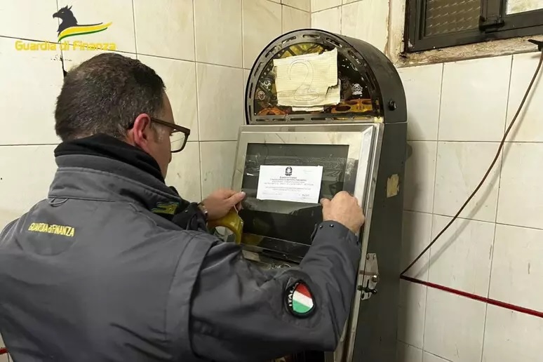 Gioco illegale, sequestri in 4 quartieri di Napoli