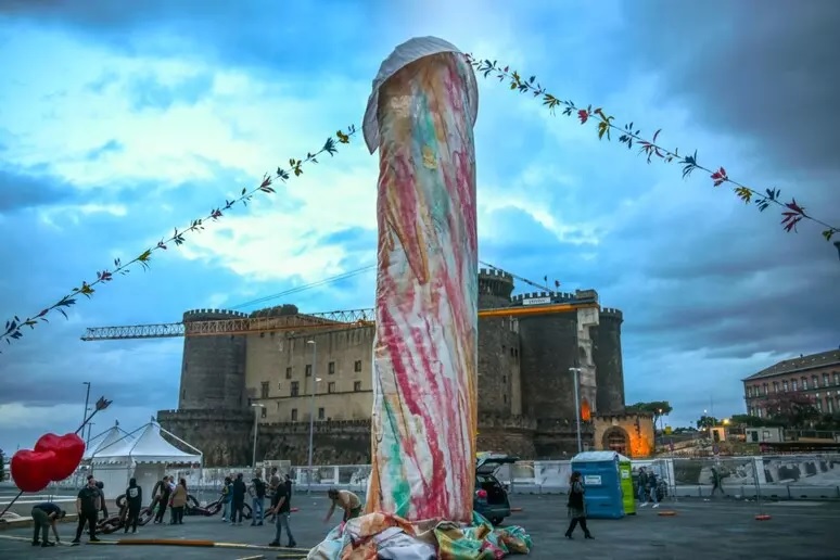 Molaro chiede la rimozione del Pulcinella di Gaetano Pesce per plagio