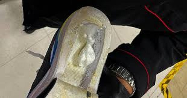 Caivano, droga nei doppifondi di scarpe e lattine: arrestato