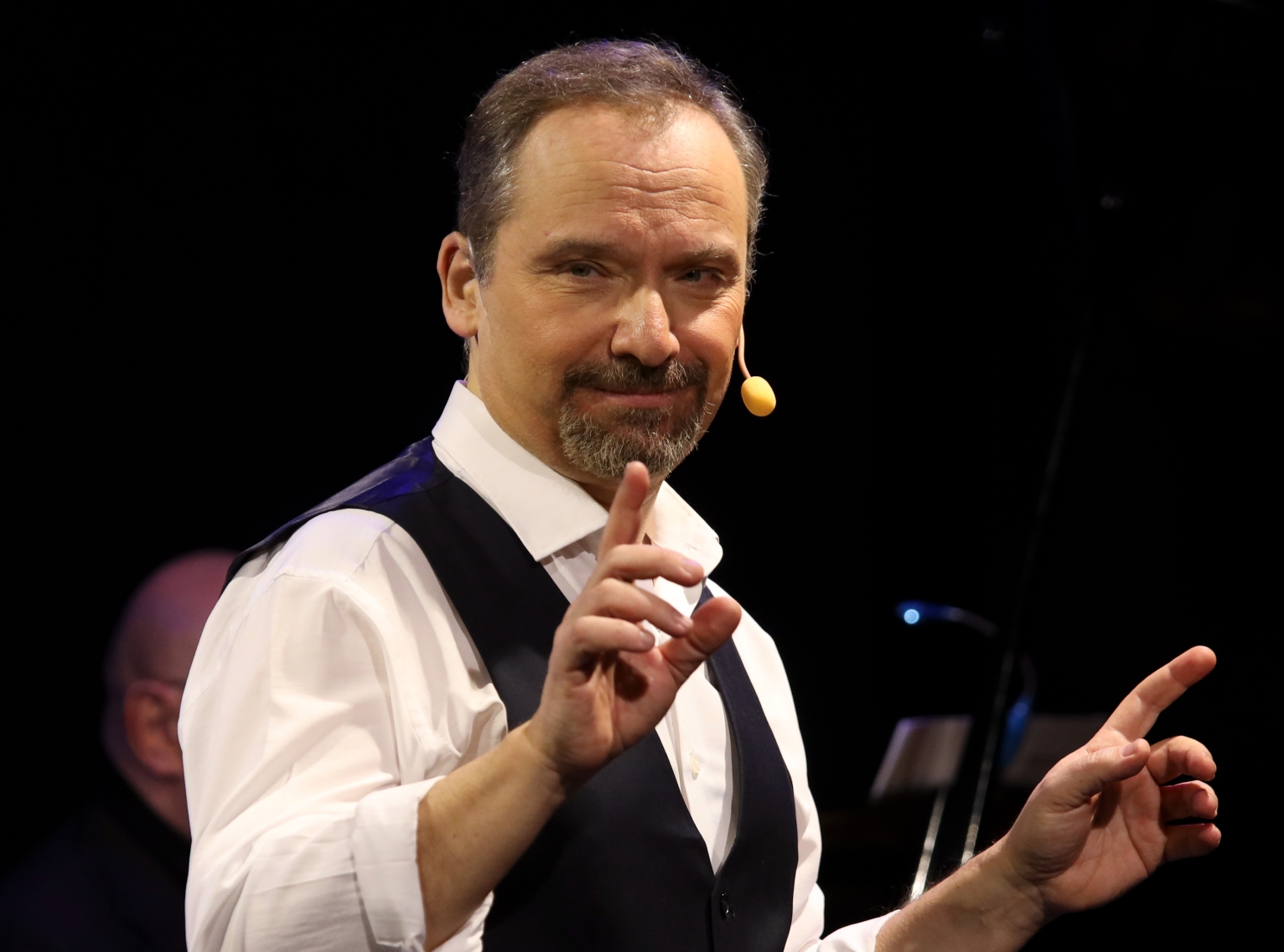 Mario Mauro al Teatro CortéSe nel segno di Luis Sepúlveda