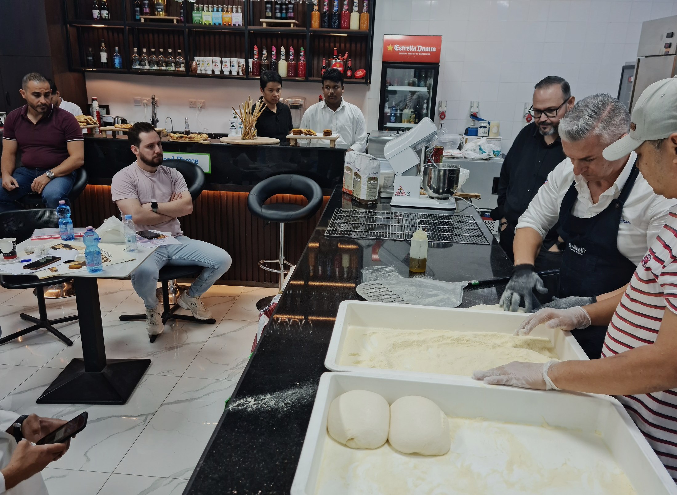 Nuova importante tappa nel segno della formazione e della cultura della farina per la "Polselli" di Arce che, giunta con i suoi specialisti in Arabia Saudita, ha presentato i valori di un brand in continua evoluzione ed espansione. Così insieme ad uno dei più attivi importatori del Paese del Medio Oriente, a prendere vita grazie all'apprezzata e autorevole ”Accademia Polselli” rappresentata dal maestro istruttore Paolo Parravano, sono state delle intense giornate dedicate alla “pizza napoletana” e “romana” con particolare attenzione alla storia e agli aneddoti legati al mondo della famosa specialità. Ancora, a interessare i partecipanti, tra cui alcuni degli executive chef dei più prestigiosi alberghi nelle città di Riyadh e Jeddah e numerosi pizzaioli e panettieri, i momenti di formazione e informazione sulla “pizza napoletana” secondo il disciplinare e sulla “pizza napoletana contemporanea”. Particolari approfondimenti di carattere tecnico e scientifico sono stati pure riservati alla “pizza tonda romana”, alla “pinsa romana”, alla “focaccia” e “ai grissini”. Per tutti, una nuova opportunità di confronto e accrescimento professionale e umano all'insegna di un comparto da sempre diviso tra il progresso e la tradizione. «Un'Accademia, la nostra – ha detto il responsabile dell'azienda Emiliano Polselli - che come strumento di formazione itinerante in Italia e in Europa e con il team composto da istruttori e specialist, continua a diffondere nuove idee di accrescimento sempre nel segno del miglioramento e della ricerca sulla qualità»