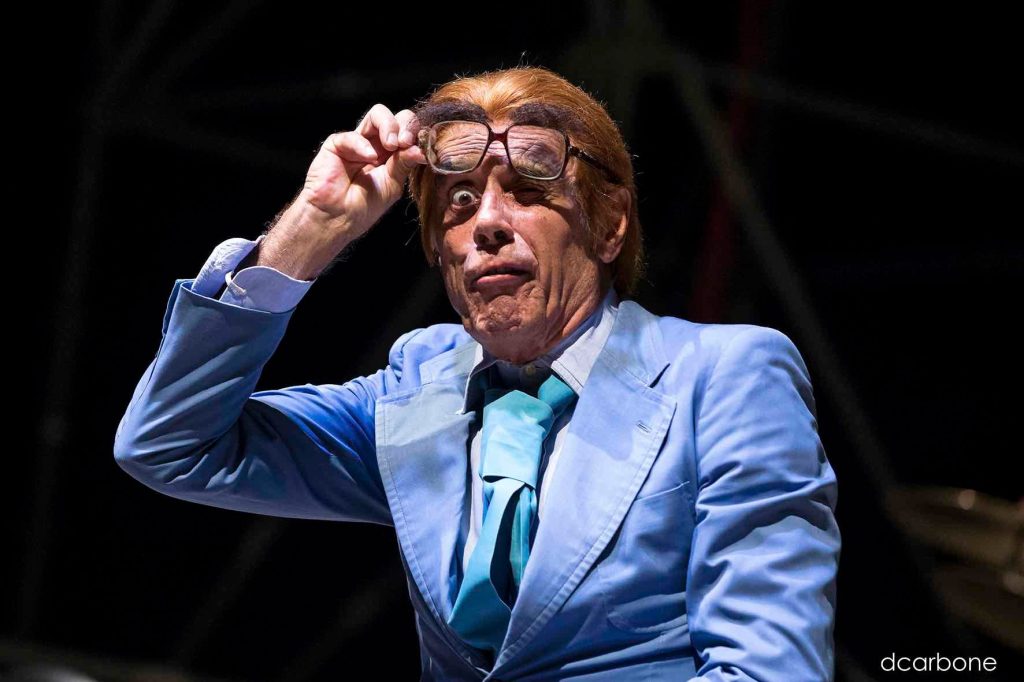 Continua con Teo Teocoli la stagione del Teatro Troisi. Tutto è pronto, infatti, nello spazio di via Leopardi diretto da Pino Oliva, per ospitare dal 7 al 10 e dal 15 al 17 novembre, il popolare artista protagonista del One man Show “Tutto Teo”. Uno spettacolo senza precedenti, ricco di gag e trovate per tre ore circa da trascorrere con il meglio del repertorio dello straordinario comico, imitatore, cabarettista, attore, conduttore televisivo e regista teatrale. Dai monologhi alle parti musicali alternate, fino alle imitazioni e i personaggi più originali, come Caccamo e Celentano, il pubblico del Troisi si ritrova al cospetto di uno show in cui si ride molto! Uno spettacolo di puro divertimento, dove, in una sorta di “lanx satura”, Teo si presenta in scena, senza una scaletta ma affidandosi alle emozioni e all’ispirazione del momento, in un “viaggio a ritroso” nella sua carriera di attore, cantante, ballerino, in una sola parola, di “showman”. Un ritorno alle origini e all’essenzialità della comicità, attraverso tutte le forme di spettacolo leggero. I monologhi divertenti raccontano un passato che appartiene a tutti, con la riproposizione di immagini e aneddoti della nostra “memoria collettiva”; gli appunti comici e l’effervescenza dei personaggi più conosciuti creati da Teo, e presentati in veri e propri “pamphlet” teatrali, restituiscono al pubblico un fuoriclasse della comicità. Giocato su più registri, il “Tutto Teo” è la sintesi tra cabaret e varietà, con un repertorio irripetibile pronto a trasformare lo spettacolo in una serata da ricordare.
La carriera di Teocoli inizia come cantante di un gruppo musicale, “I Quelli” (in seguito diventati la famosa “PFM”). Poi arrivano gli anni del Derby Club di Milano, locale che ha formato tanti tra i cabarettisti e comici italiani come Diego Abatantuono, Enzo Jannacci, Massimo Boldi – un trampolino di lancio che gli permette di crescere artisticamente e di affermarsi nel mondo dello spettacolo. Da questo momento in poi la strada per il successo è tutta in discesa. Trasmissioni televisive come “Mai dire gol”, “Scherzi a parte”, “Il Festival di Sanremo” e“Quelli che … il calcio” lo vedono tra i protagonisti del piccolo schermo e gli permettono di vincere, nel 1999 e nel 2000, l’Oscar TV come personaggio televisivo dell’anno. Negli ultimi tredici anni si è dedicato con grande successo al teatro.