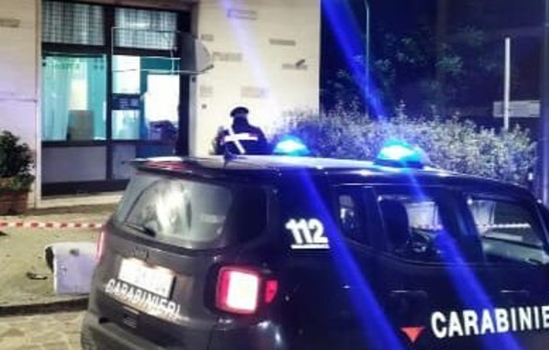 Calitri, assalto con esplosivo al bancomat: è caccia a banda