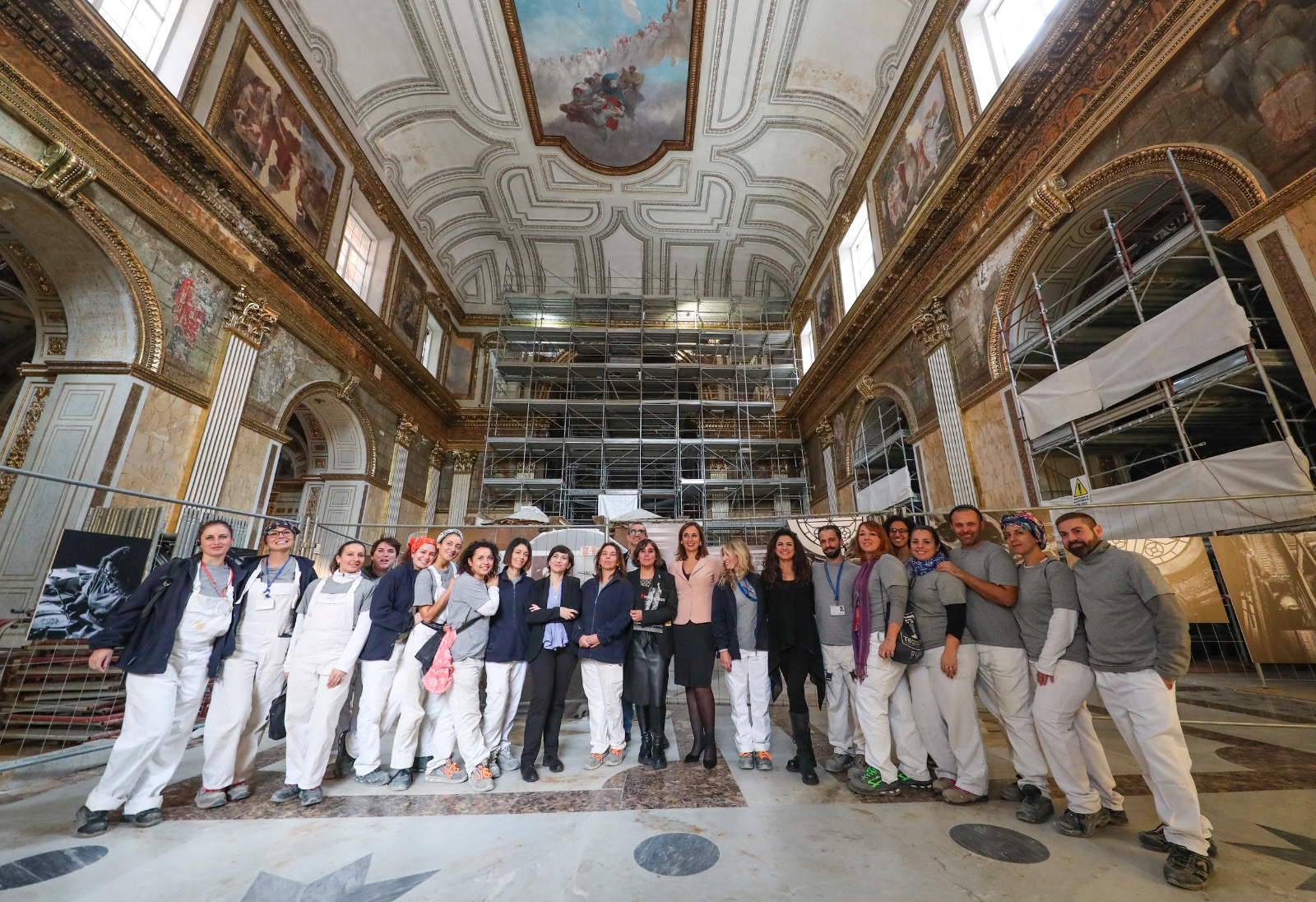 Restauri al Palazzo Reale di Napoli: dopo 100 giorni torna a splendere lo Scalone d’Onore WhatsApp Image 2024-11-28 at 13.43.26.jpeg “Working Class”, una mostra in 15 foto che rappresentano il lavoro dei restauratori nella Cappella Reale Napoli, 28 novembre 2024 - Per un cantiere che si chiude un altro apre a Palazzo Reale. Si sono appena conclusi in cento giorni i lavori di restauro, pulizia e lucidatura dello Scalone d’Onore e si lavora alla messa in sicurezza della Cappella Reale al quale seguirà un minuzioso restauro. “Un altro tassello si aggiunge all’immensa mappa di lavori che si svolgono quotidianamente all’interno del Palazzo Reale - dichiara Paola Ricciardi, dirigente delegato dal Direttore generale Musei, prof. Massimo Osanna - Oggi, nello stesso momento possiamo osservare i risultati di un restauro concluso e i lavori di un cantiere aperto con il quale rendiamo partecipi i visitatori del duro lavoro che viene svolto da restauratori, alle volte molto impegnativo che si trasforma in arte attraverso una piccola mostra fotografica”. prima 1.png dopo 1.jpg Lo Scalone fu definito nel 1729 da Montesquieu “le plus beau escalier d’Europe”, ma quando il celebre filosofo ebbe modo di ammirarlo l’opera era costruita da Francesco Antonio Picchiatti tra il 1651 e il 1666 in pietra di piperno. In realtà quello che vediamo oggi fu progettato ex novo in marmo da Gaetano Genovese nel restauro generale dell’edificio risalente agli anni Quaranta del XIX secolo e rappresenta il simbolo del Palazzo Reale di Napoli. Il tempo, gli incendi e gli agenti atmosferici avevano creato una serie di macchie che, grazie al lavoro di conservazione affidato al Consorzio CO.MA.BER, eseguito dalla ditta Officine Marmi Italia specializzata nel campo dei marmi e del restauro e con la direzione dei lavori affidata all’arch. Stefano Gei, sono state attenuate restituendo al marmo di Carrara la sua originale luminosità. prima-2.jpg dopo2.jpg Dopo un’approfondita fase di ricerca sono stati identificati i prodotti più idonei per trattare la superficie degli scalini. Dopo aver effettuato una pulitura per rimuovere lo sporco e le impurità sono stati applicati sulle macchie più evidenti e a più riprese impacchi per 24 ore al fine di estrarre le ossidazioni. L’ultimo intervento è stato quello della lucidatura con l’applicazione di un protettivo per preservare le superfici e migliorare la resistenza all’umidità. Il cantiere è stato aperto il 16 giugno scorso e oggi, dopo cento giorni effettivi di lavoro, è stata restituita ai visitatori una visione luminosa e brillante dell’opera architettonica della reggia napoletana. L’immenso Scalone ha un’estensione 750 mq di per un’altezza di 30 metri circa e conduce all’Appartamento Storico al piano nobile dove si trova anche la Cappella Reale nella quale stanno per concludersi i lavori di Somma Urgenza che ha riguardato le superfici decorate della Cappella Reale, danneggiate da infiltrazioni d’acqua nel corso degli anni. Il coordinamento alla sicurezza di entrambi i lavori è stato affidato all'arch. Maria Vittoria Iazzetti. Almerinda Padricelli, funzionario architetto di Palazzo Reale e responsabile del progetto ricorda che “I due interventi sono finanziati dal Grande Progetto del MIC. Il primo restituisce la visione luminosa e candida dei marmi dello Scalone, mentre nel secondo intervento i lavori sono stati eseguiti per consolidare e mappare superfici preziose, ma hanno anche consentito di effettuare degli studi approfonditi e importanti per orientare la progettazione del futuro cantiere di completamento del restauro delle superfici, in modo da valorizzare al meglio le aree di intervento nella Cappella Reale”. La messa in sicurezza effettuata con carattere di somma urgenza per cui sono stati impegnati 400mila euro precede, infatti, il restauro delle parti ammalorate della Cappella, che ha un capitolo di spesa di un milione di euro. Prima dell’inizio del restauro vero e proprio si è pensato di allestire una piccola mostra fotografica "Working Class", un progetto fotografico nato da un’idea di Barbara Balbi, restauratrice ABAP, Almerinda Padricelli, responsabile del progetto e la collaborazione dei restauratori e delle restauratrici di Tecnicon srl coordinati da Luigia Gambino e di Francesca Di Martino restauratrice di Palazzo Reale. il team dei restaurti.jpg Nelle 15 fotografie di Camillo Ripaldi, esposte su sei pannelli nel cantiere ancora attivo, sono rappresentati momenti di lavoro di alcuni dei 20, restauratrici e restauratori nei due mesi di lavoro svolto. "La mostra sottolinea alcuni aspetti meno consueti del lavoro dei restauratori mettendo in evidenza quanto il restauro sia gravoso dal punto di vista fisico e al contempo stabilisca un legame strettissimo con la materia dell'opera d'arte. - racconta Barbara Balbi, direttrice dei lavori - L'occasione di un cantiere di grandi dimensioni, inoltre, fa riflettere sulla sicurezza dei lavoratori in un momento storico in cui il tema è ancora molto sentito: in questo senso la fotografia aiuta a guardare meglio e da più vicino". cappella.jpg PHOTO-2024-11-28-14-12-59.jpg La mostra, gratuita per i visitatori di Palazzo Reale, sarà aperta dal 28 novembre 2024 al 7 gennaio 2025. Restauri al Palazzo Reale di Napoli:dopo 100 giorni torna a splendere lo Scalone d’Onore
WhatsApp Image 2024-11-28 at 13.43.26.jpeg
“Working Class”, una mostra in 15 foto
che rappresentano il lavoro dei restauratori nella Cappella Reale
Napoli, 28 novembre 2024 - Per un cantiere che si chiude un altro apre a Palazzo Reale. Si sono appena conclusi in cento giorni i lavori di restauro, pulizia e lucidatura dello Scalone d’Onore e si lavora alla messa in sicurezza della Cappella Reale al quale seguirà un minuzioso restauro.
“Un altro tassello si aggiunge all’immensa mappa di lavori che si svolgono quotidianamente all’interno del Palazzo Reale - dichiara Paola Ricciardi, dirigente delegato dal Direttore generale Musei, prof. Massimo Osanna - Oggi, nello stesso momento possiamo osservare i risultati di un restauro concluso e i lavori di un cantiere aperto con il quale rendiamo partecipi i visitatori del duro lavoro che viene svolto da restauratori, alle volte molto impegnativo che si trasforma in arte attraverso una piccola mostra fotografica”.
prima 1.png dopo 1.jpg
Lo Scalone fu definito nel 1729 da Montesquieu “le plus beau escalier d’Europe”, ma quando il celebre filosofo ebbe modo di ammirarlo l’opera era costruita da Francesco Antonio Picchiatti tra il 1651 e il 1666 in pietra di piperno. In realtà quello che vediamo oggi fu progettato ex novo in marmo da Gaetano Genovese nel restauro generale dell’edificio risalente agli anni Quaranta del XIX secolo e rappresenta il simbolo del Palazzo Reale di Napoli.
Il tempo, gli incendi e gli agenti atmosferici avevano creato una serie di macchie che, grazie al lavoro di conservazione affidato al Consorzio CO.MA.BER, eseguito dalla ditta Officine Marmi Italia specializzata nel campo dei marmi e del restauro e con la direzione dei lavori affidata all’arch. Stefano Gei, sono state attenuate restituendo al marmo di Carrara la sua originale luminosità.
prima-2.jpg dopo2.jpg
Dopo un’approfondita fase di ricerca sono stati identificati i prodotti più idonei per trattare la superficie degli scalini. Dopo aver effettuato una pulitura per rimuovere lo sporco e le impurità sono stati applicati sulle macchie più evidenti e a più riprese impacchi per 24 ore al fine di estrarre le ossidazioni. L’ultimo intervento è stato quello della lucidatura con l’applicazione di un protettivo per preservare le superfici e migliorare la resistenza all’umidità. Il cantiere è stato aperto il 16 giugno scorso e oggi, dopo cento giorni effettivi di lavoro, è stata restituita ai visitatori una visione luminosa e brillante dell’opera architettonica della reggia napoletana.
L’immenso Scalone ha un’estensione 750 mq di per un’altezza di 30 metri circa e conduce all’Appartamento Storico al piano nobile dove si trova anche la Cappella Reale nella quale stanno per concludersi i lavori di Somma Urgenza che ha riguardato le superfici decorate della Cappella Reale, danneggiate da infiltrazioni d’acqua nel corso degli anni.
Il coordinamento alla sicurezza di entrambi i lavori è stato affidato all'arch. Maria Vittoria Iazzetti.
Almerinda Padricelli, funzionario architetto di Palazzo Reale e responsabile del progetto ricorda che “I due interventi sono finanziati dal Grande Progetto del MIC. Il primo restituisce la visione luminosa e candida dei marmi dello Scalone, mentre nel secondo intervento i lavori sono stati eseguiti per consolidare e mappare superfici preziose, ma hanno anche consentito di effettuare degli studi approfonditi e importanti per orientare la progettazione del futuro cantiere di completamento del restauro delle superfici, in modo da valorizzare al meglio le aree di intervento nella Cappella Reale”.
La messa in sicurezza effettuata con carattere di somma urgenza per cui sono stati impegnati 400mila euro precede, infatti, il restauro delle parti ammalorate della Cappella, che ha un capitolo di spesa di un milione di euro.
Prima dell’inizio del restauro vero e proprio si è pensato di allestire una piccola mostra fotografica "Working Class", un progetto fotografico nato da un’idea di Barbara Balbi, restauratrice ABAP, Almerinda Padricelli, responsabile del progetto e la collaborazione dei restauratori e delle restauratrici di Tecnicon srl coordinati da Luigia Gambino e di Francesca Di Martino restauratrice di Palazzo Reale.
il team dei restaurti.jpg
Nelle 15 fotografie di Camillo Ripaldi, esposte su sei pannelli nel cantiere ancora attivo, sono rappresentati momenti di lavoro di alcuni dei 20, restauratrici e restauratori nei due mesi di lavoro svolto.
"La mostra sottolinea alcuni aspetti meno consueti del lavoro dei restauratori mettendo in evidenza quanto il restauro sia gravoso dal punto di vista fisico e al contempo stabilisca un legame strettissimo con la materia dell'opera d'arte. - racconta Barbara Balbi, direttrice dei lavori - L'occasione di un cantiere di grandi dimensioni, inoltre, fa riflettere sulla sicurezza dei lavoratori in un momento storico in cui il tema è ancora molto sentito: in questo senso la fotografia aiuta a guardare meglio e da più vicino".
cappella.jpg PHOTO-2024-11-28-14-12-59.jpg
La mostra, gratuita per i visitatori di Palazzo Reale, sarà aperta dal 28 novembre 2024 al 7 gennaio 2025.