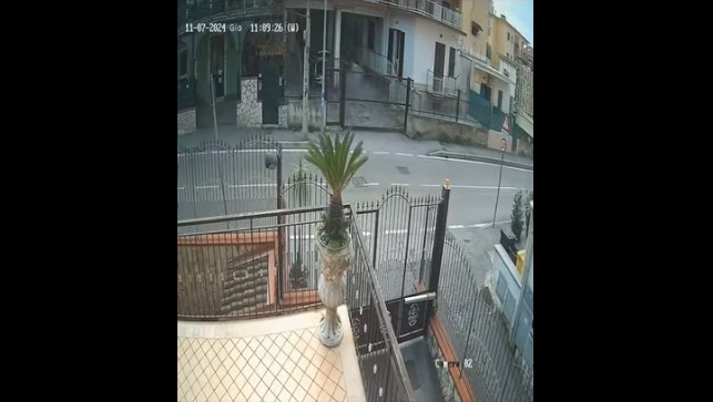 Nella tarda mattinata di oggi, a Quarto Flegreo, in provincia di Napoli, in via Santa Maria è stata segnalata una violenta esplosione in un appartamento. A quanto si apprende, sarebbe rimasta ferita, seppur in maniera lieve, una persona. Le sue condizioni, infatti, non dovrebbero essere gravi. Indagini in corso per ricostruire la vicenda. Quarto, violenta esplosione in una palazzina: un ferito