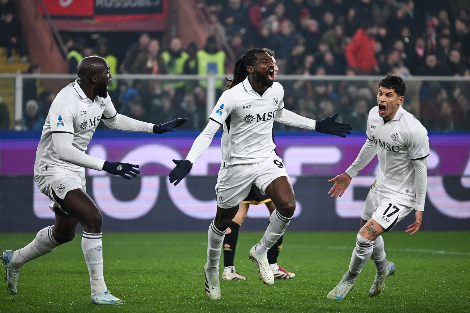 Un gran primo tempo e il Calcio Napoli batte il Genoa 2-1