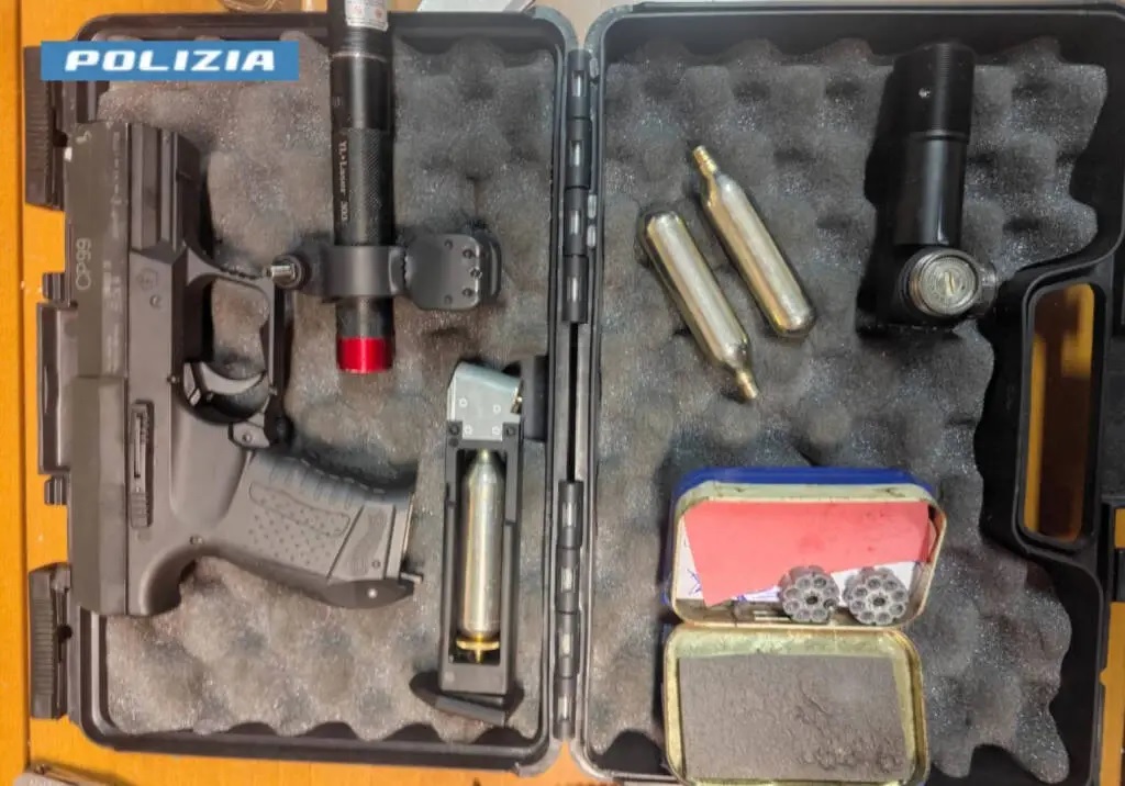 Ischia, polizia interviene per lite familiare e trova armi