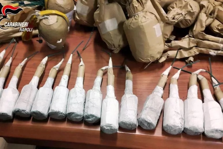 Ercolano, sequestrati 7 chili di polvere esplosiva in casa