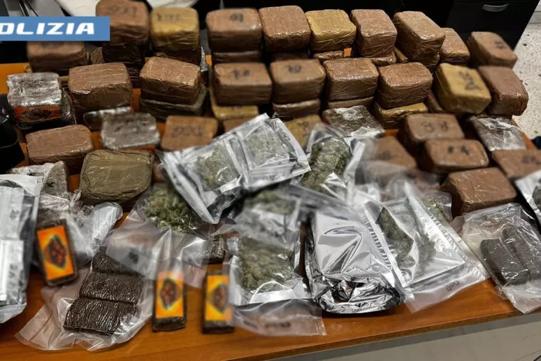 Fuorigrotta, oltre 30 chili di hashish in casa: arrestato