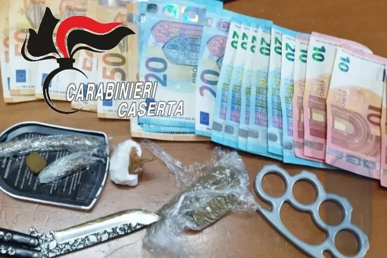 Sant'Arpino, in caserma avvisa la nonna: nascondi droga