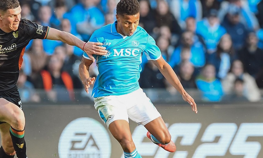 Calcio Napoli, lesione alla coscia sinistra per Neres