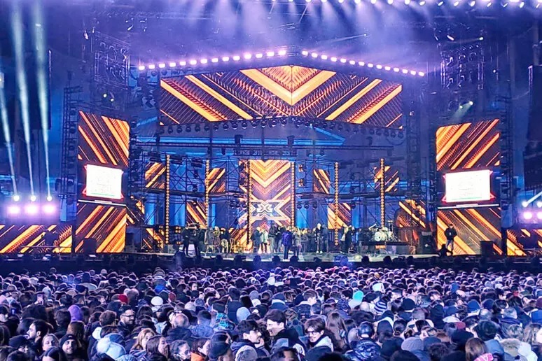 X Factor a Napoli, 21 lavoratori in nero nello smontaggio del palco