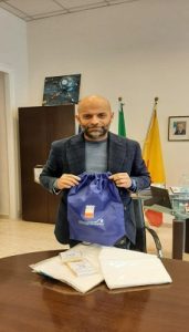 A Napoli da stasera 1500 zainetti con coperte e kit igienici a persone senza dimora