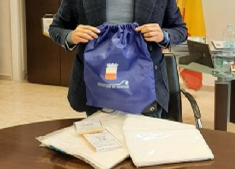A Napoli zainetti con coperte e kit igienici a senza dimora