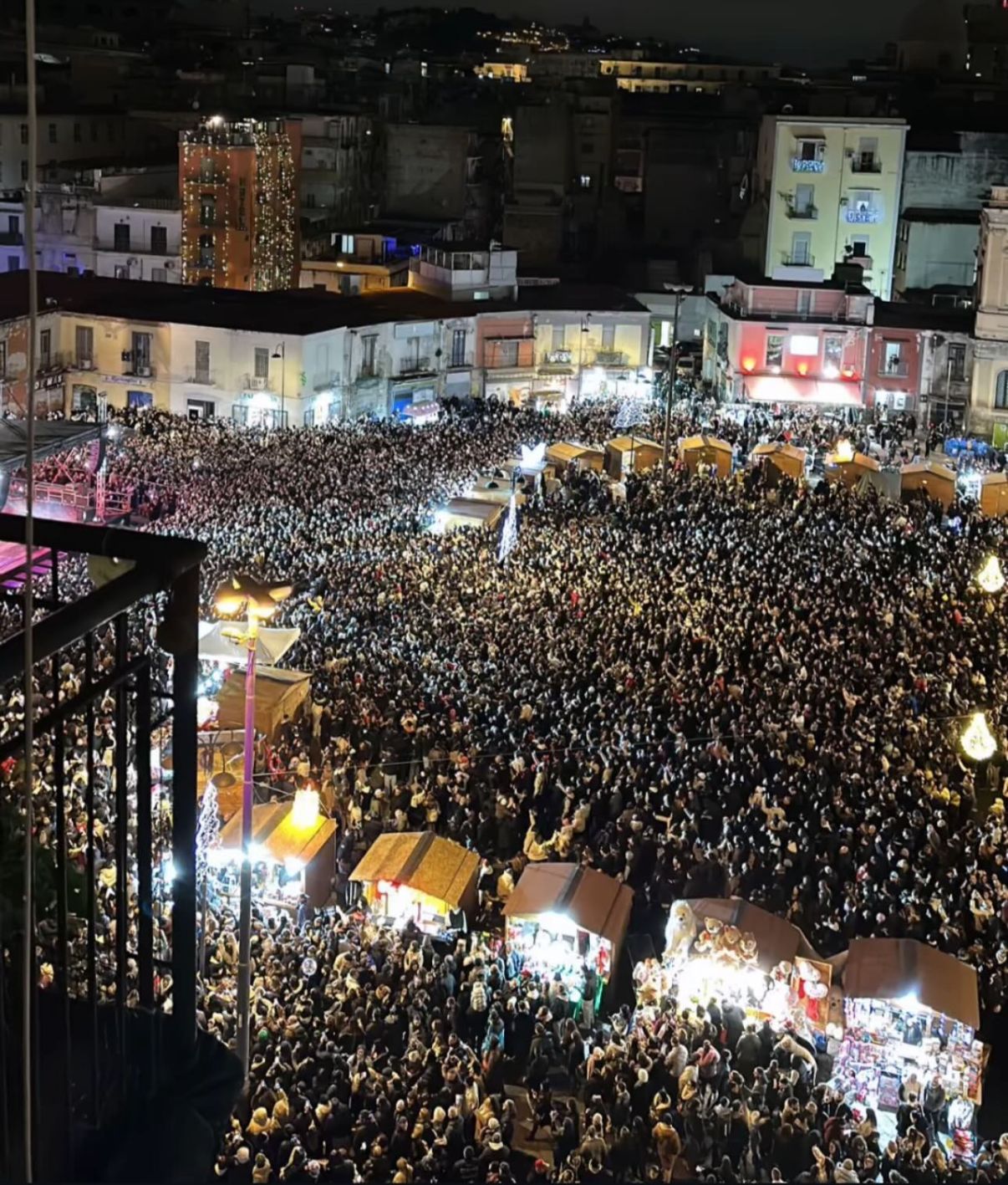 Epifania a Napoli, 50 mila persone in piazza Mercato per festeggiare la Befana Epifania a Napoli, 50 mila persone in piazza Mercato per festeggiare la Befana