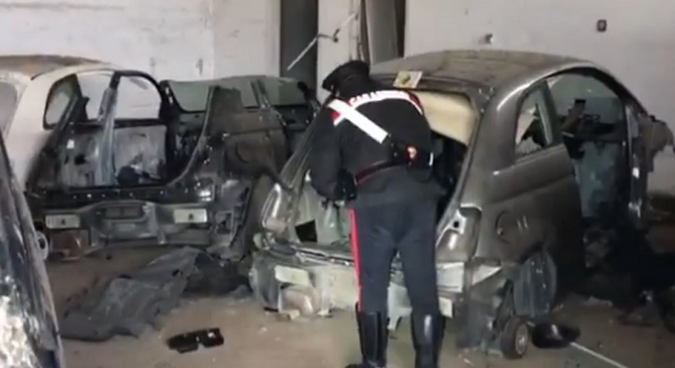 Giugliano, scoperta officina per smontare le auto rubate
