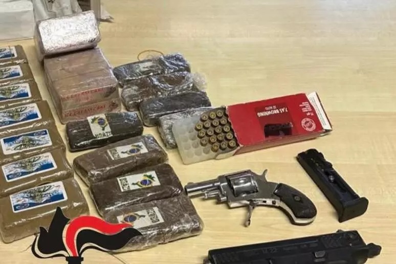 San Giovanni a Teduccio, sequestrate armi e droga