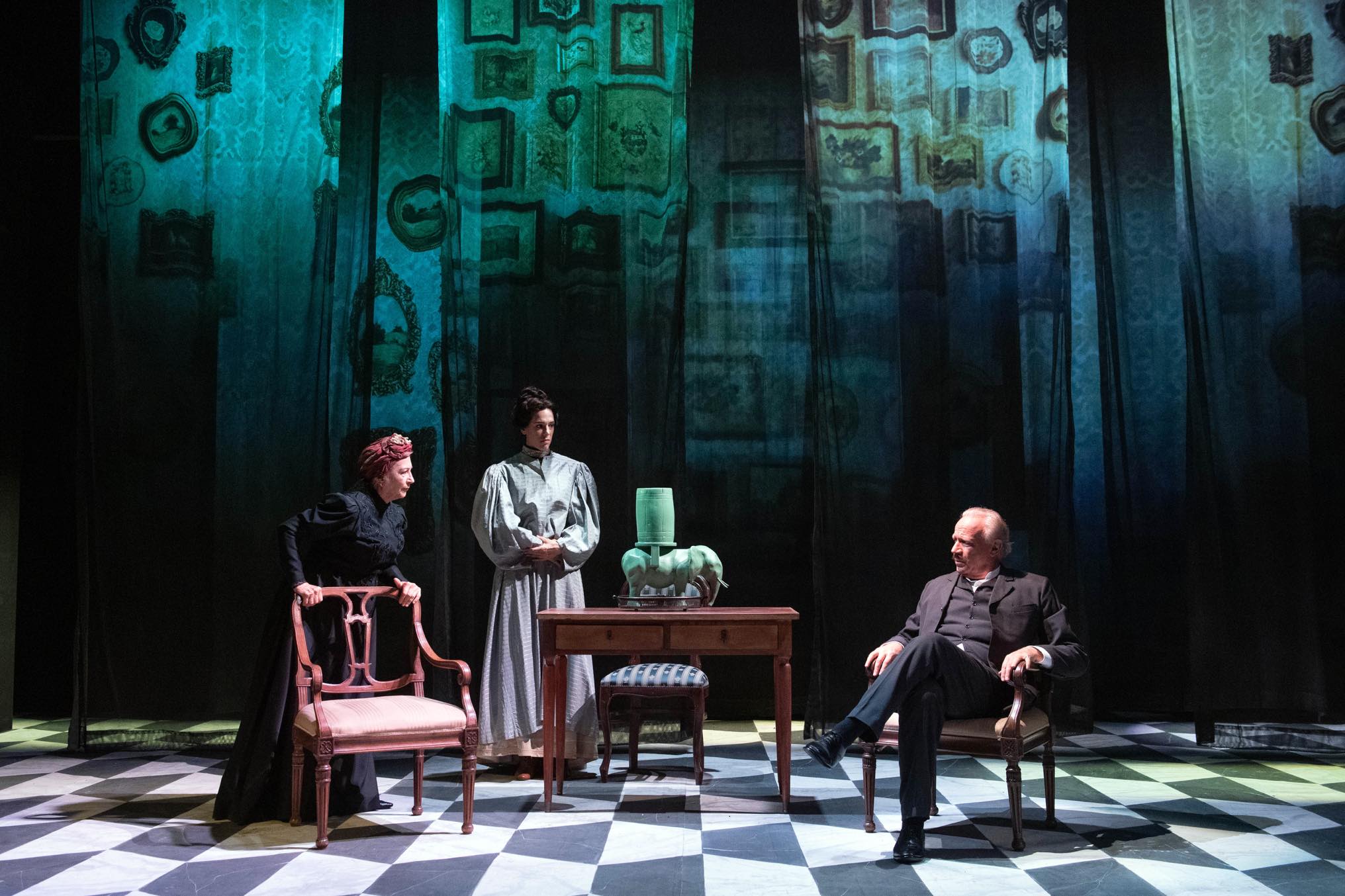 Al Teatro Mercadante va in scena lo spettacolo IL FU MATTIA PASCAL dal romanzo di Luigi Pirandello 